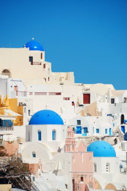 Yunanistan 'daki binalarla Santorini silueti.