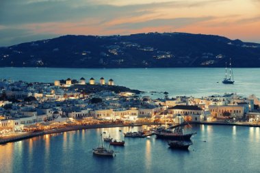 Mykonos Körfezi gün batımında yukarıdan izlendi. Yunanistan.