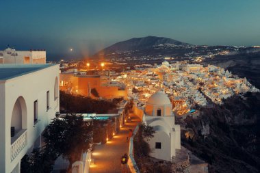 Santorini ufuk çizgisi ve geceleri Yunanistan 'daki binalarla cadde.