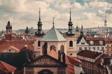 Prag, Çek Cumhuriyeti 'ndeki tarihi binalarla çatısı manzaralı.