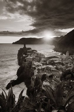 Vernazza, İtalya Cinque Terre 'de kayaların üzerinde siyah beyaz binalar..