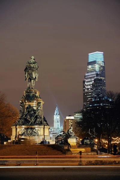 夜のジョージ ワシントン像とフィラデルフィア市の建築 — ストック写真
