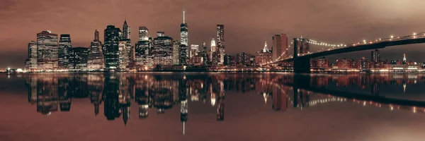 Manhattan Downtown Vista Urbana Com Ponte Brooklyn Noite Com Reflexos — Fotografia de Stock