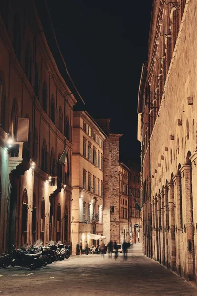 Utcai Kilátás Régi Épületekkel Éjjel Siena Olaszország — Stock Fotó