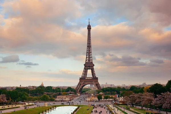 巴黎有街道和交通的埃菲尔铁塔 — 图库照片