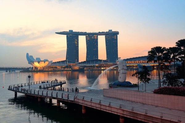 Suyun Üzerindeki Kentsel Binalarla Singapur Silueti — Stok fotoğraf