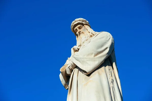 Památník Leonarda Vinciho Svou Sochou Piazza Della Scala Miláně Itálie — Stock fotografie
