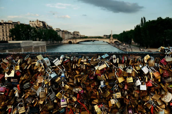 Gran Cantidad Candados Puente Sobre Río Sena París —  Fotos de Stock