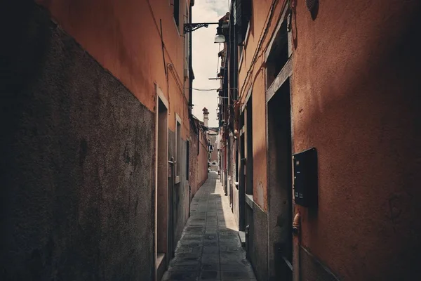 Vista Beco Com Edifícios Históricos Veneza Itália — Fotografia de Stock