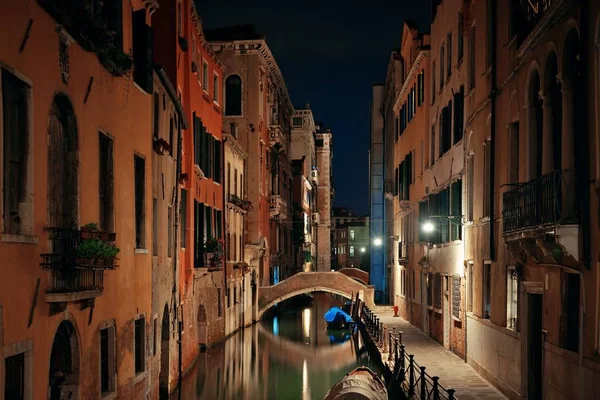 Венеціанський Канал Дивиться Вночі Мостом Історичними Будівлями Італія — стокове фото