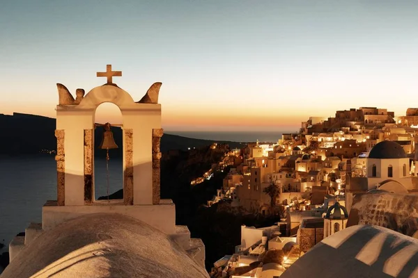 Santorini Horisonttiin Yöllä Rakennusten Kellotorni Kreikassa — kuvapankkivalokuva
