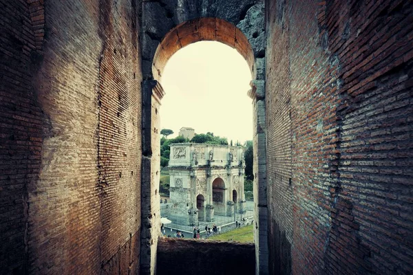 Archway Coliseu Com Arco Constantino Marco Mundialmente Conhecido Símbolo Roma — Fotografia de Stock
