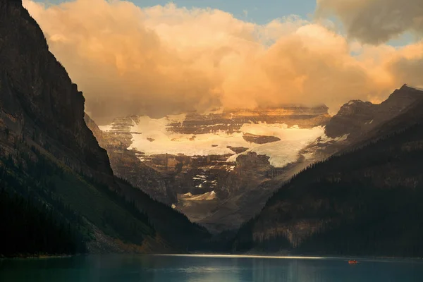 Lake Louise Při Východu Slunce Národním Parku Banff Kanada — Stock fotografie