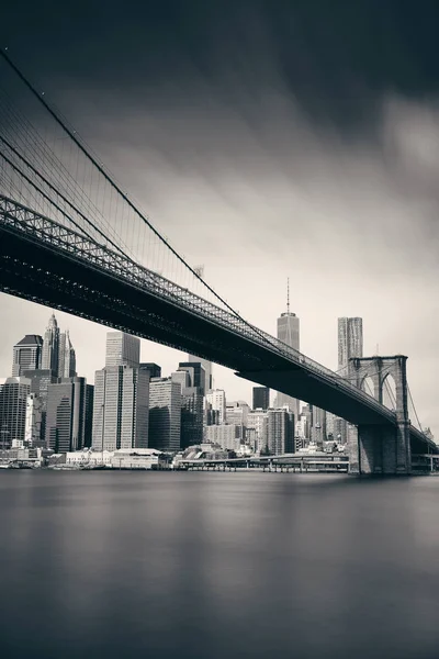 Poniżej Brooklyn Bridge Panoramą Centrum Manhattanu Nowym Jorku — Zdjęcie stockowe