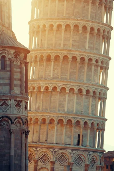 イタリア世界中知られているランドマークとして日の出リーニング タワー クローズ アップ ビュー — ストック写真
