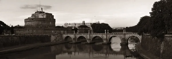 卡斯特尔圣安杰罗和在意大利罗马 黑色和白色台伯河大桥 — 图库照片