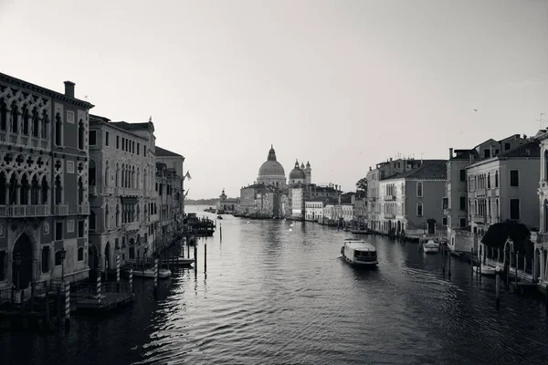Venise Grand Canal lever du soleil et bateau — Photo