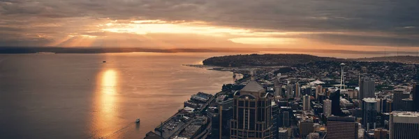 Widok Panoramę Seattle Dachu Miejskiej Architektury Zachodzie Słońca — Zdjęcie stockowe