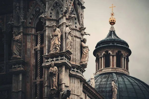 Primer Plano Catedral Siena Con Cúpula Estatua Como Famoso Hito —  Fotos de Stock