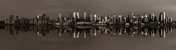 Skyline Von Midtown Manhattan Mit Spiegelungen Der Abenddämmerung Mit Blick — Stockfoto