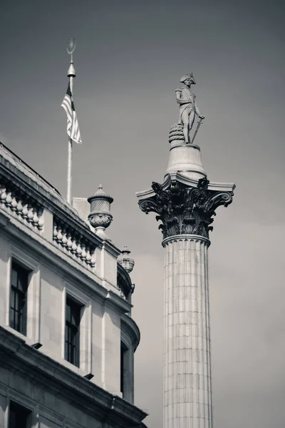纳尔逊纪念柱和复古灯在伦敦 — 图库照片