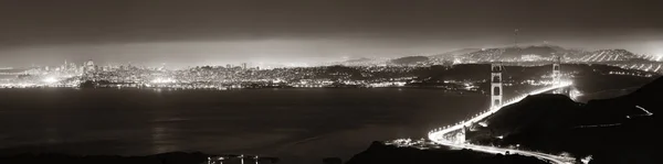 山の頂上から見た夜のパノラマでサンフランシスコのゴールデン ゲート ブリッジ — ストック写真