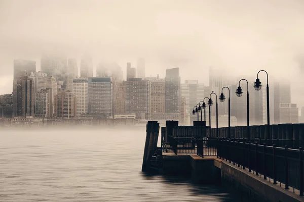 Distrito Negócios Centro Cidade Nova York Com Cais Dia Nebuloso — Fotografia de Stock