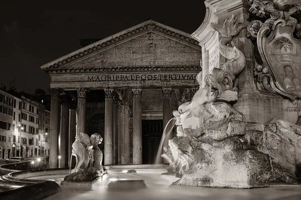 晚上带着喷泉的万神殿 它是意大利罗马保存最完好的古罗马建筑之一 — 图库照片