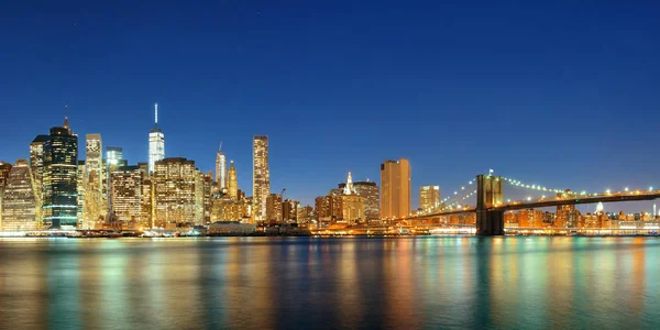 ブルックリン ブリッジとニューヨーク市の夜ダウンタウン マンハッタンのスカイライン — ストック写真