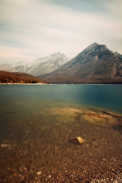 Lago Minnewanka Con Lunga Esposizione Nel Parco Nazionale Banff — Foto Stock