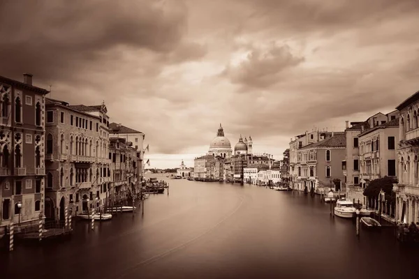 Venice Kościoła Santa Maria Della Salute Kanał Pochmurny Dzień Długim — Zdjęcie stockowe