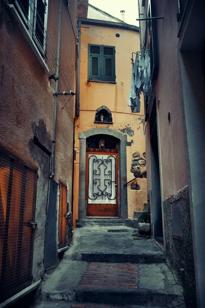 Edifícios Beco Perto Vernazza Uma Das Cinco Aldeias Cinque Terre — Fotografia de Stock