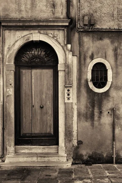 Vintage Πόρτα Και Παράθυρο Παλιά Κτίρια Στη Βενετία Ιταλία — Φωτογραφία Αρχείου