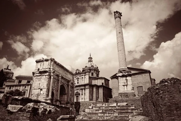 포럼에는 역사적 건물의 폐허가 이탈리아 — 스톡 사진
