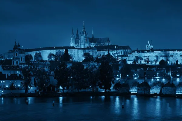 Geceleri Çek Cumhuriyeti Nde Prag Silueti Nehir Üzerinden Köprü — Stok fotoğraf