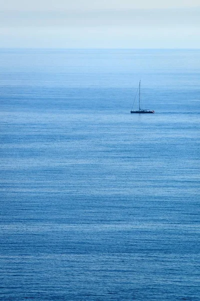 Egy Magányos Hajót Földközi Tenger Absztrakt Háttér — Stock Fotó