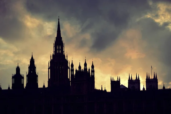 与云在伦敦的威斯敏斯特宫殿剪影 — 图库照片