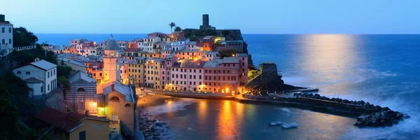 Gece Vernazza Cinque Terre Talya Kayalıklarda Binalar Vardı — Stok fotoğraf