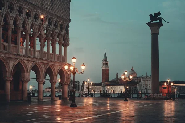 Plac Marka Nocy Zabytkowymi Architekturami Kościołem San Giorgio Maggiore Włoszech — Zdjęcie stockowe