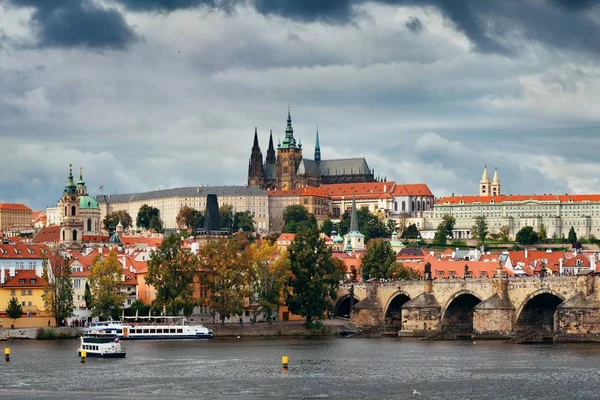 Prager Skyline Und Brücke Über Den Fluss Tschechien — Stockfoto