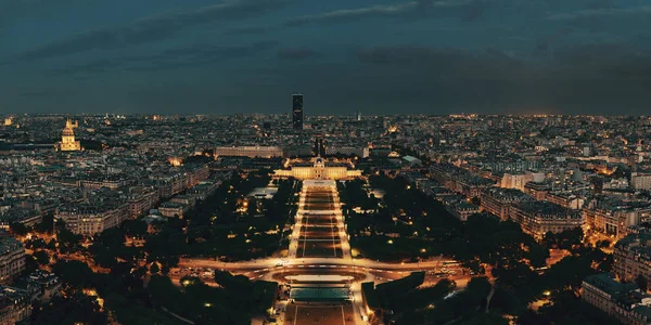 巴黎城市天际线屋顶景观在晚上 — 图库照片