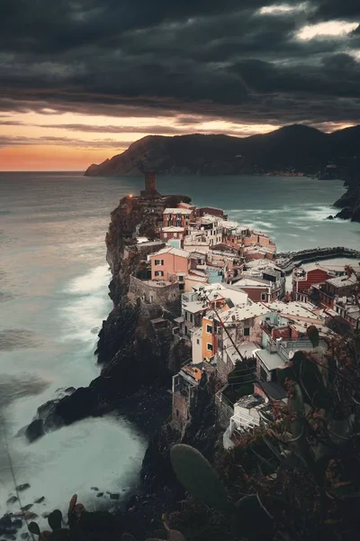 Kleurrijke Zonsondergang Vernazza Met Gebouwen Rotsen Boven Zee Cinque Terre — Stockfoto