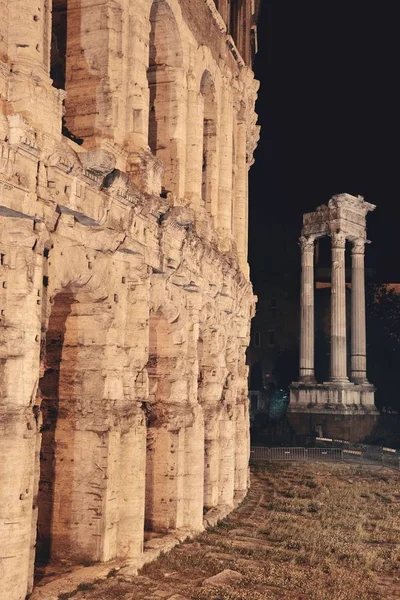 イタリア ローマの夜に歴史的遺跡を持つマルセロ劇場 — ストック写真