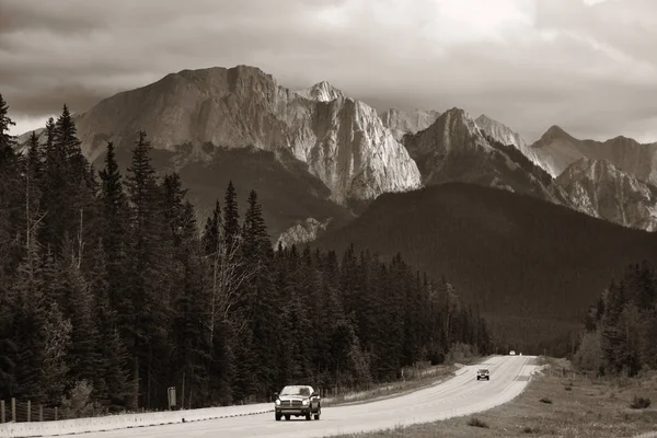 Εθνική Οδός Στο Banff Εθνικό Πάρκο Στο Ηλιοβασίλεμα Βουνά Και — Φωτογραφία Αρχείου