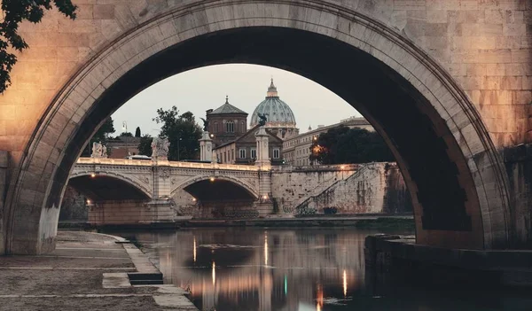 Rio Tibre Roma Com Basílica São Pedro Cidade Vaticano Ponte — Fotografia de Stock