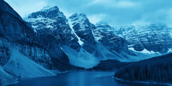 Moraine Lake Sněhem Limitován Hory Banff Národní Park Kanadě — Stock fotografie