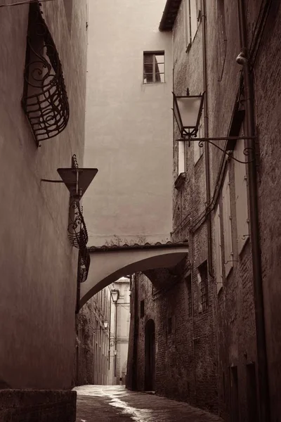 Οδική Άποψη Παλιά Κτίρια Και Αψίδα Στη Σιένα Ιταλία — Φωτογραφία Αρχείου