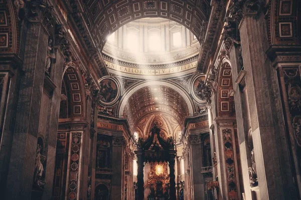 Interior Basílica São Pedro Com Feixe Luz Cidade Vaticano — Fotografia de Stock