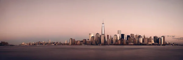 纽约市的天际线全景 日落时分从新泽西俯瞰哈德逊河上方的摩天大楼 — 图库照片