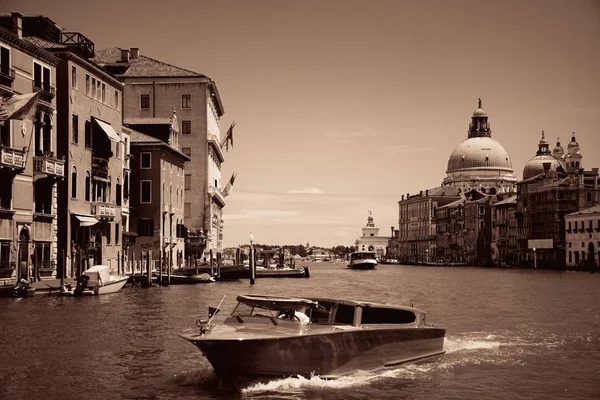 분주한 베네치아 운하와 이탈리아의 마리아 — 스톡 사진